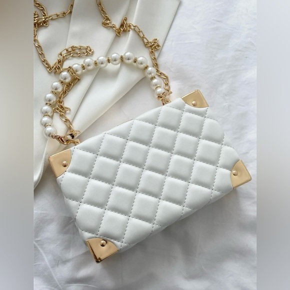 Quilted Pearl & Diamond Clasp
Handle Box Bag With Metal Chain - Picture 5 of 5